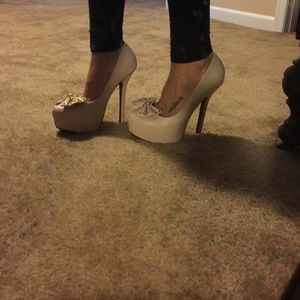 BRAND NEW! Nude bow heels