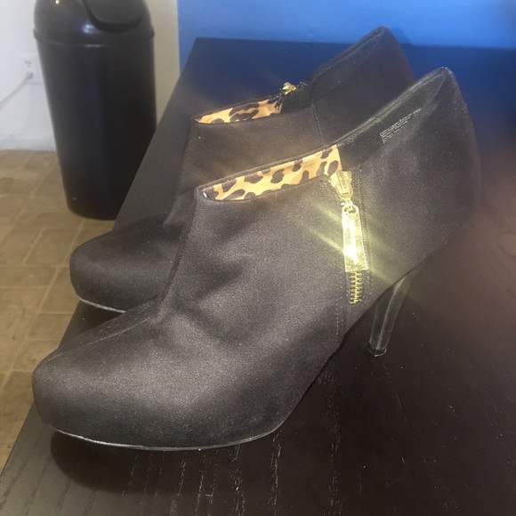 All black 3 1/2 inch high heel closed toe shoes
