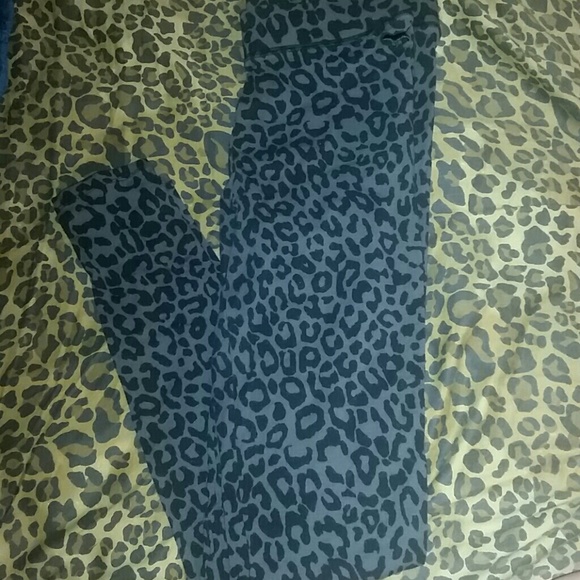 VS Pink Leopard Leggings!