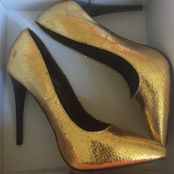 Gold pumps ✨✨✨