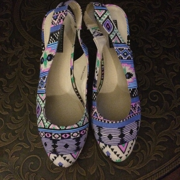 Aztec Printed Heals - Picture 2 of 2