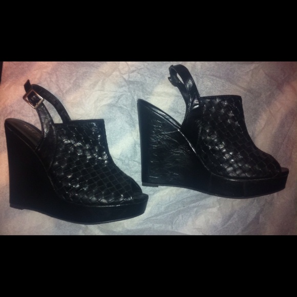 Black wedges with weave pattern!!