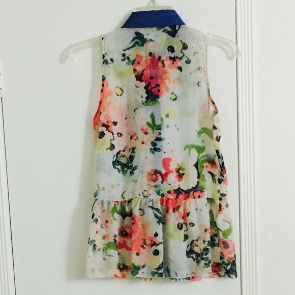 ❌ DONATED❌ Floral sleeveless top - Picture 2 of 2