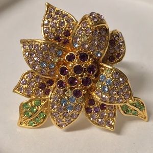 Beautiful detailed gem stone flower ring