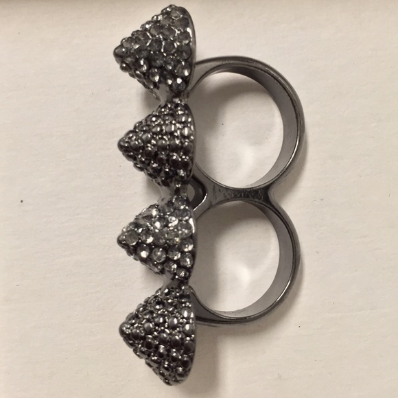 Two-finger statement ring