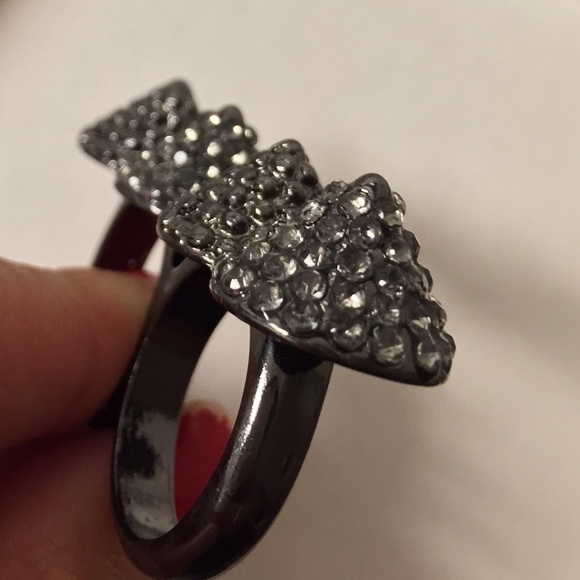 Two-finger statement ring - Picture 3 of 3