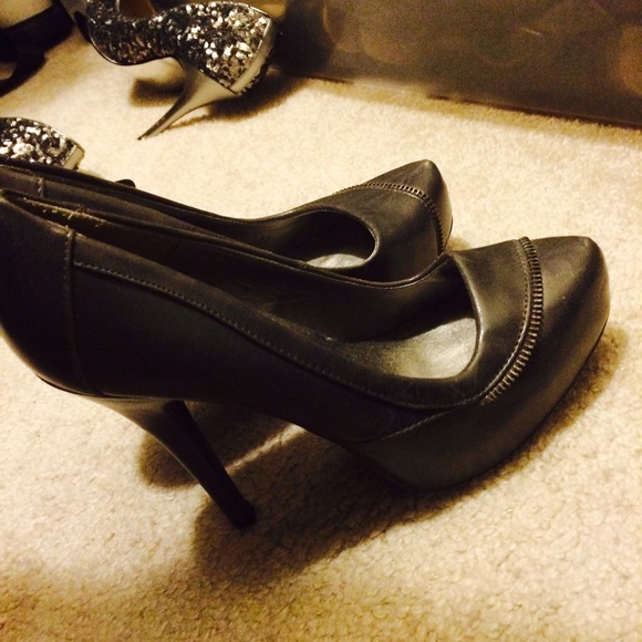 Gray pumps with zipper detail - Picture 1 of 2