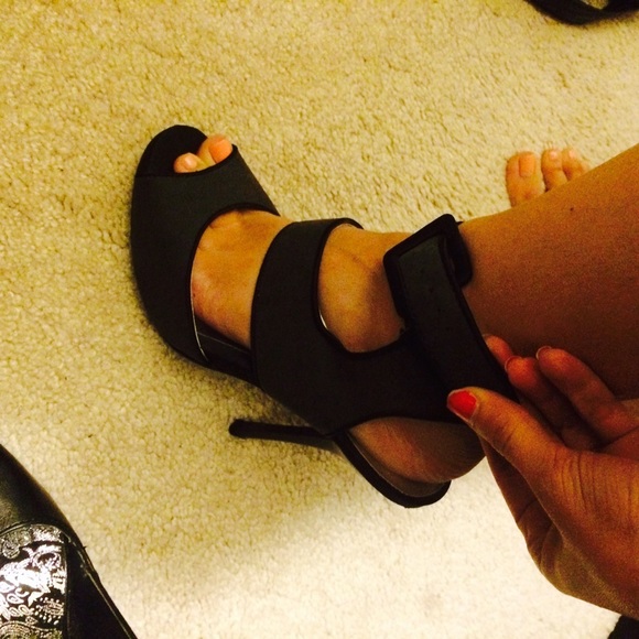 Gray peep toe heel with black lining and buckle