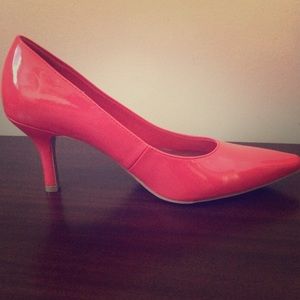 Coral, pointed toe pumps