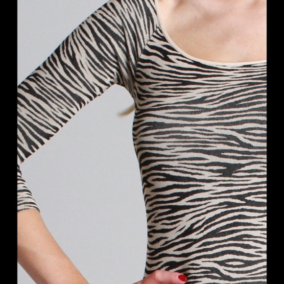 Zebra Striped Beige 3/4 Sleeve Top One Size - Picture 3 of 3