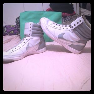 Lightly used Nike High Top women shoes! Sz 10!