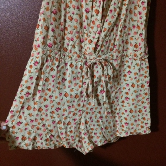 Lace Back Floral Romper🌻 - Picture 3 of 4