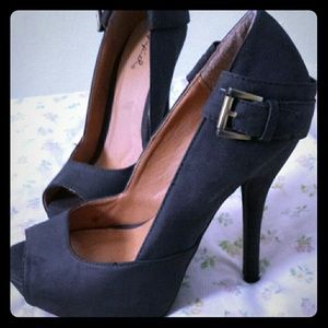 Adorable black peep toe heels