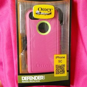 Pink black otterbox @srwynn32