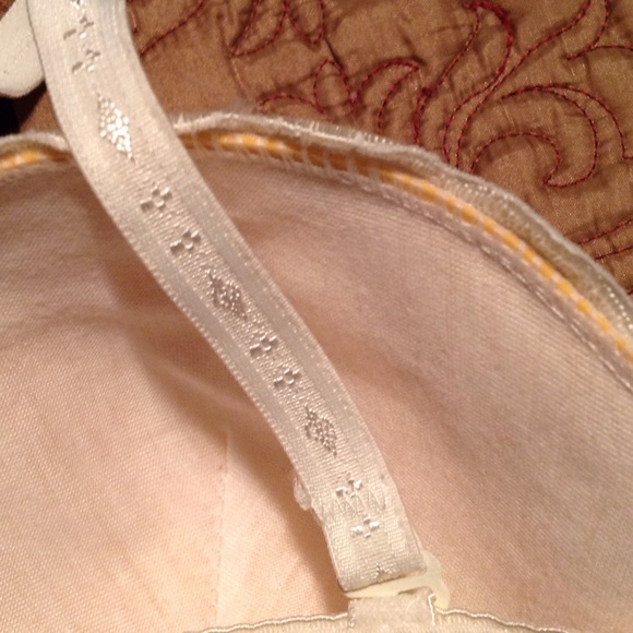 ***SOLD***Satin white Underwire Bra - Picture 3 of 3