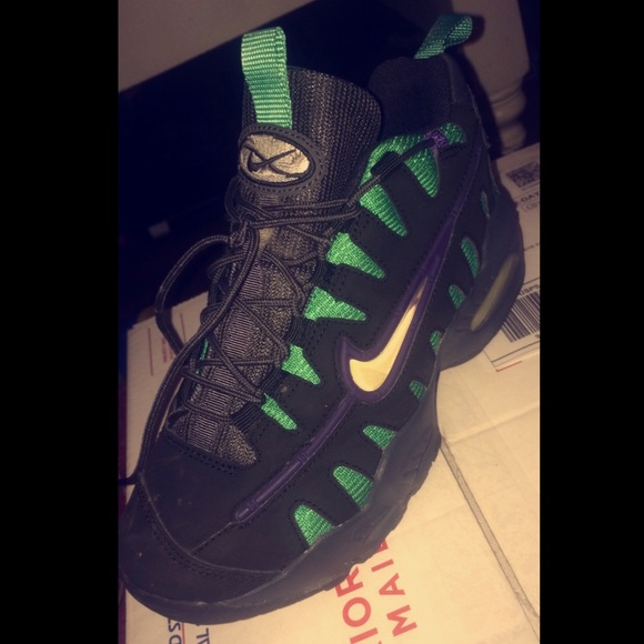 Nike Shoes , size 5 gradeschool boys