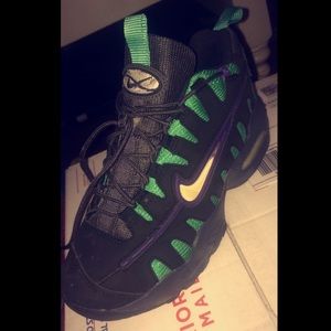 Nike Shoes , size 5 gradeschool boys