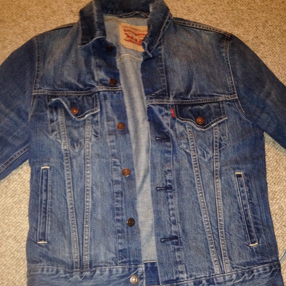 Levi's Outerwear - adult small Levi jean jacket fits loose/big