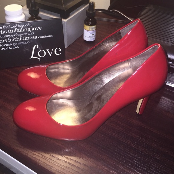 NEW Ann Taylor Patent leather pump heel
