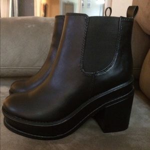 Asos Chelsea Boots in Black