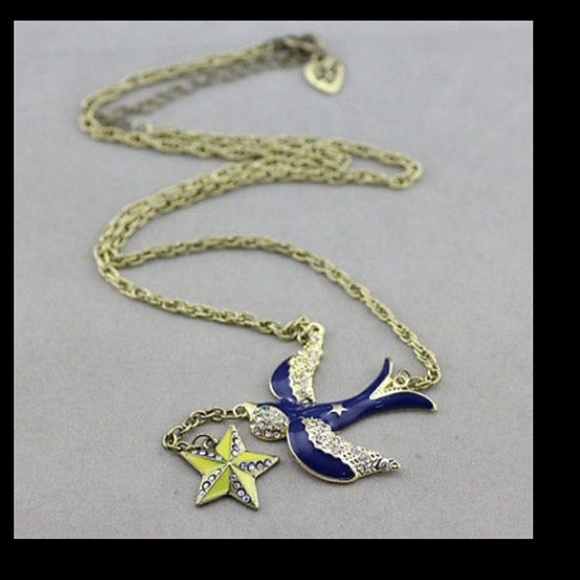 Betsey Johnson necklace nwot
