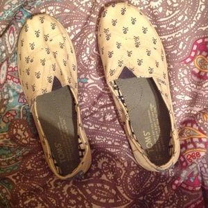 Toms youth size 2