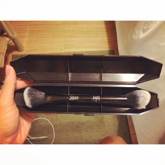 Kat Von D shade and light contour brush