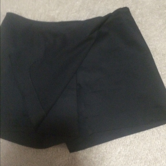 Black Skort size 4 - Picture 2 of 3