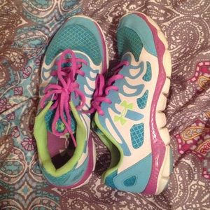 Under armour shoe 5.5Y (like women's 7.5)