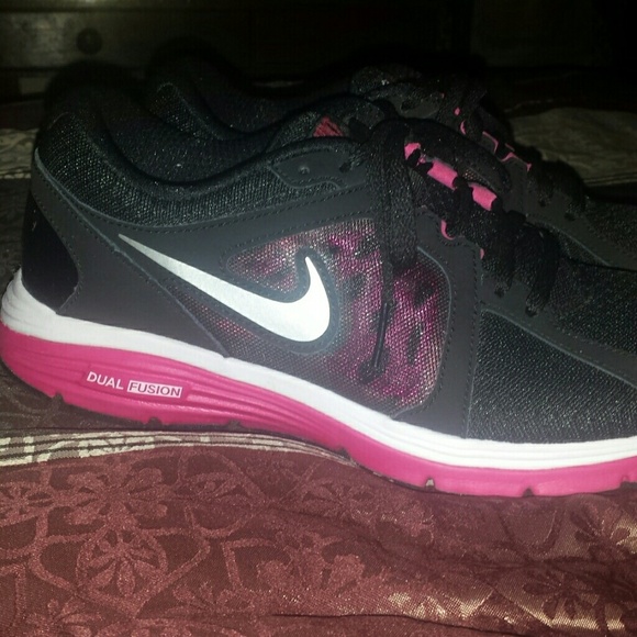 ON HOLD!! Women's nike shoes.