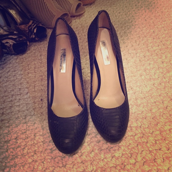 Black pumps