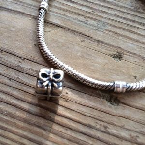 Pandora present charm - silver
