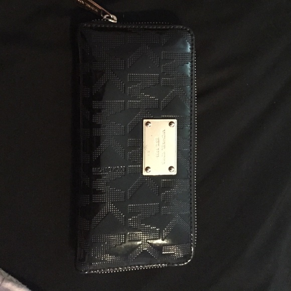 Michael Kors Clutches & Wallets - Micheal kors wallet