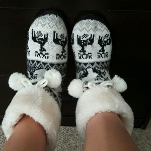 SOLD ON (M) Cozy boot slippers!