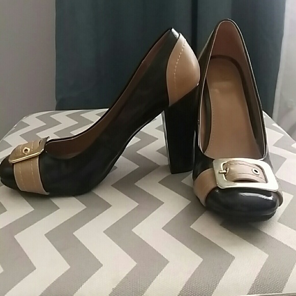 Black and tan buckle pumps - Picture 1 of 3