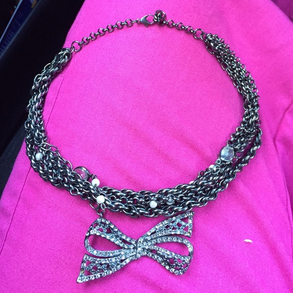 Bow necklace