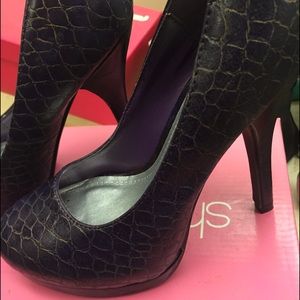 Shoe dazzle never worn