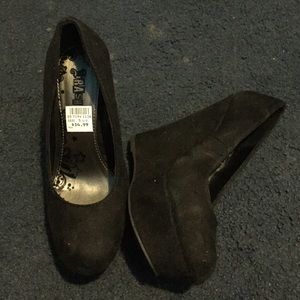 black wedges