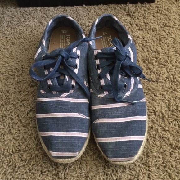 Lace up TOMS