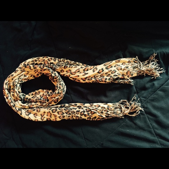 Cheetah scarf! 🐯🐯🐯 - Picture 2 of 2