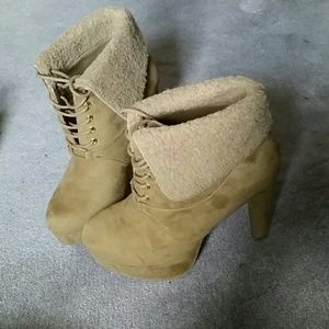 NWOT Edgy Pumps!!