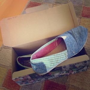 Almost new TOMS!