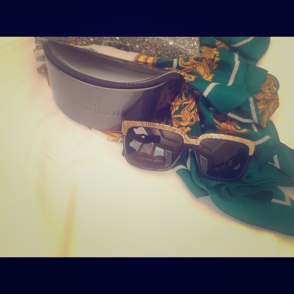 Alexander McQueen wayfarer gold detail sunglasses