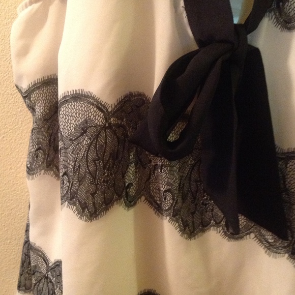 Black and white lacy top - Picture 2 of 3