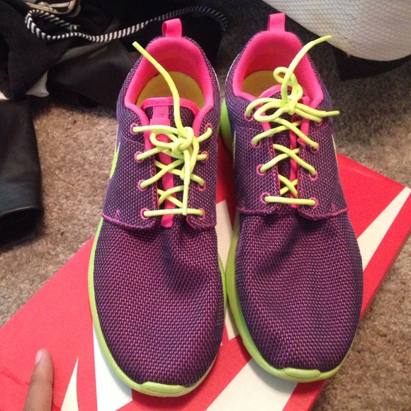 Nike Shoes - Roshe runs