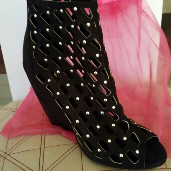 Shoes - Picture 4 of 4