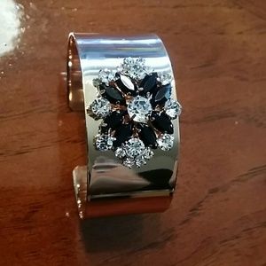 Cuff with stones