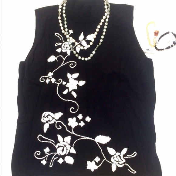 Monroe & Main Tops - Beautiful embroidered sweater!!