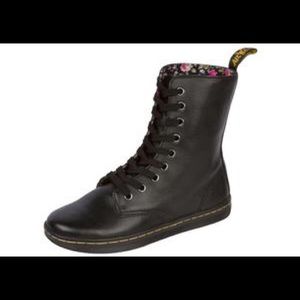 Women's Dr. Marten's "Stratford" Boots. Size 9.
