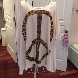 Flowy cheetah peace sign tshirt